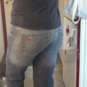 Jeans  - Ett par super snygga jeans från blendshe i storlek 26. Jag har vanligtvis 34-36 och dessa passar perfekt. Köpta secondhand men är gott skick. 💞köpta för 600kr.  Köparen står för frakten!!!  Vid snabb affär kan vi diskutera priset!!