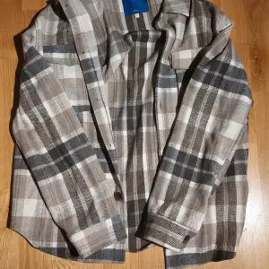 Hej! Säljer denna kappa/overshirt/jacka från jack & jones. Denna är i mycket bra skick (som ny) och bara använts vid väldigt få tillfällen. Inga defekter, hål eller fläkar. Den är för stor för mig så därför säljer jag. Perfekt nu på våren.