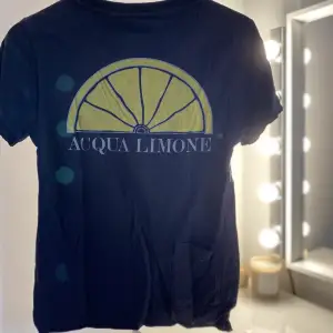 Aqua limone t shirt i fint skick💞