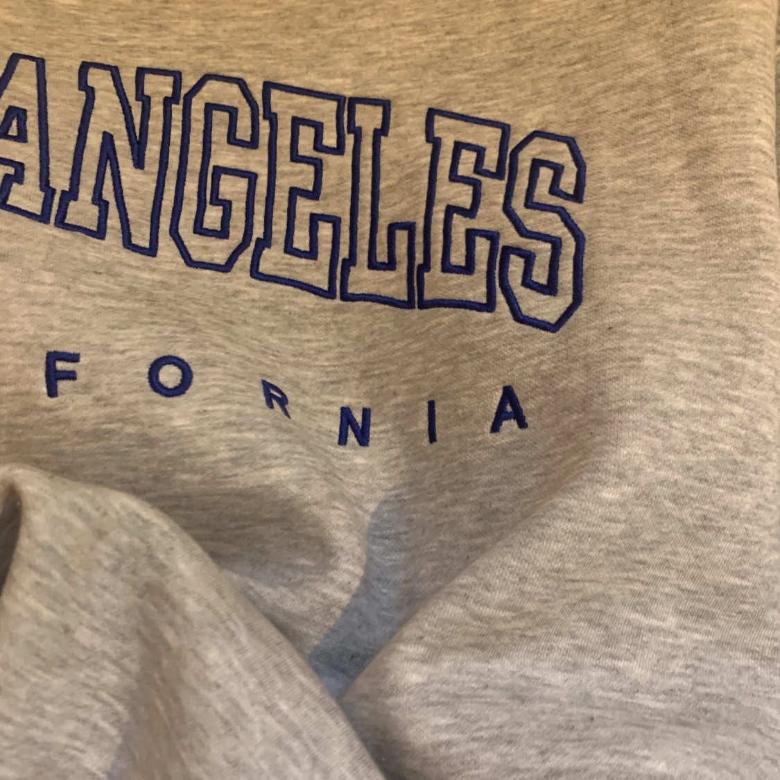 Oversized grå hoodie med tryck  - 91