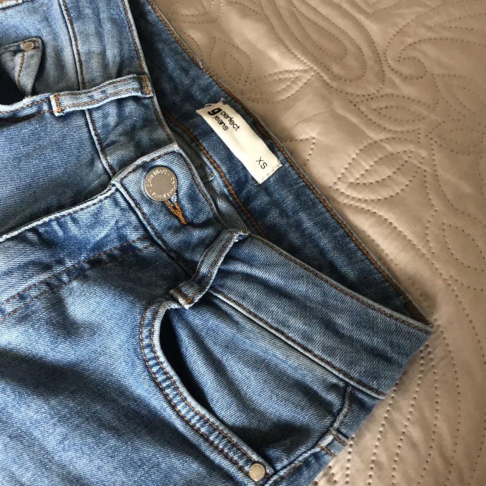 Fina bootcut jeans i färgen ljusblå, jeansen har inga fläckar och är i bra skick. . Jeans & Byxor.