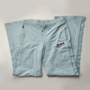 Reebok byxor - Läs profilens bio.     Ett par träningsbyxor från Reebok, HELT NYA! Midjemått på bild 3 Innerbenslängd: 70cm. Osäker på stel så se till att kolla mått.   Vinnande bud betalar varan genom köp nu och så postar jag dagen efter!