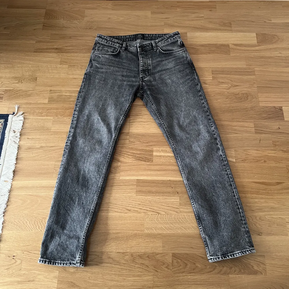 Säljer mina skit snygga Nuew jeans som knappt är använda!  Färgen är grå med vissa svarta detaljer. Modellen heter ray straight och är då ett par raka jeans. Storleken är 31 i midja och 30 i längden  Det är bara att höra av dig angående frågor/bilder 🥂. Jeans & Byxor.