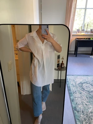 Lång skjortklänning - Superlång skjorta eller skjortklänning i härligt material! 🌸 Aldrig använt.   Jag är ca 160cm lång för referens!