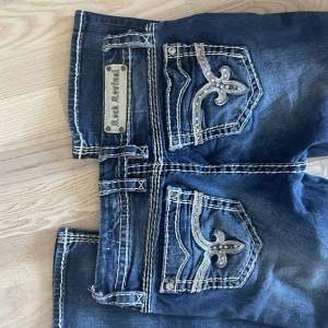 Bootcut modell rock revial jeans som är lågmidjade❤️  Midja rakt över: 37 cm Ytterben: 103 cm Innerben: 78 cm pris kan alltid diskuteras 😙har massa jeans på min profil om dessa inte passar!