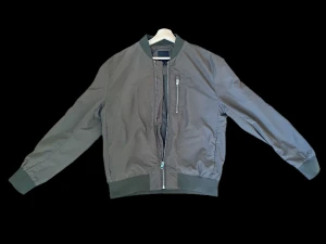 H&M sommar jacka  - Som ny h&m jacka. Aldrig använd eftersom jag inte tycker den passar min stil.  Storlek M som passar S med hoodie. 