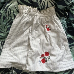 vintage lik kjol - en fin kjol som jag inte använder nå mer. lite knottrig, men märks inte av. kjolen ger vintage vibes och passar fint till sommaren 💓lappen är klippt men gissar på att storleken passar S.