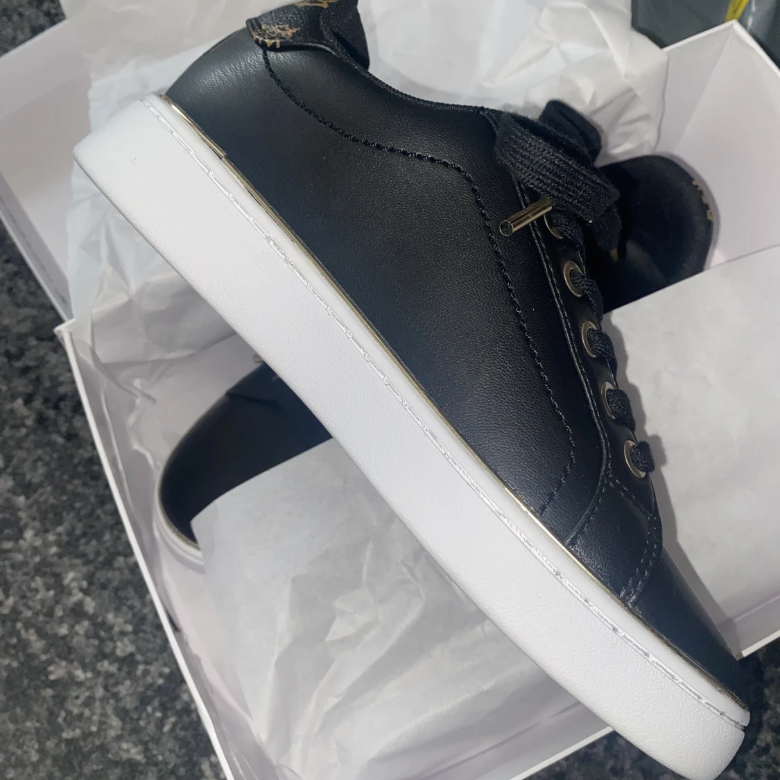 Guees skor (oanvända) - 91