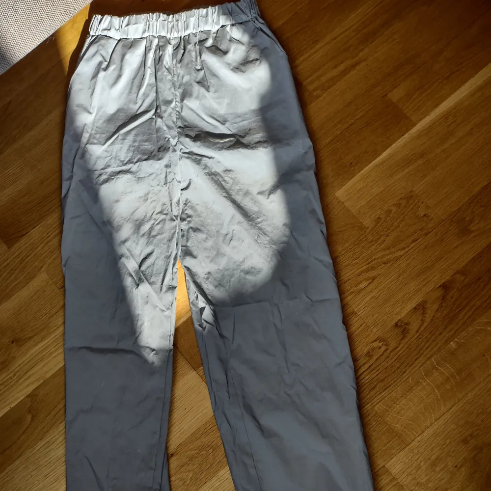 Jättecoola byxor som är kan vara en overall till barn. Och lysser jättestark. Jeans & Byxor.