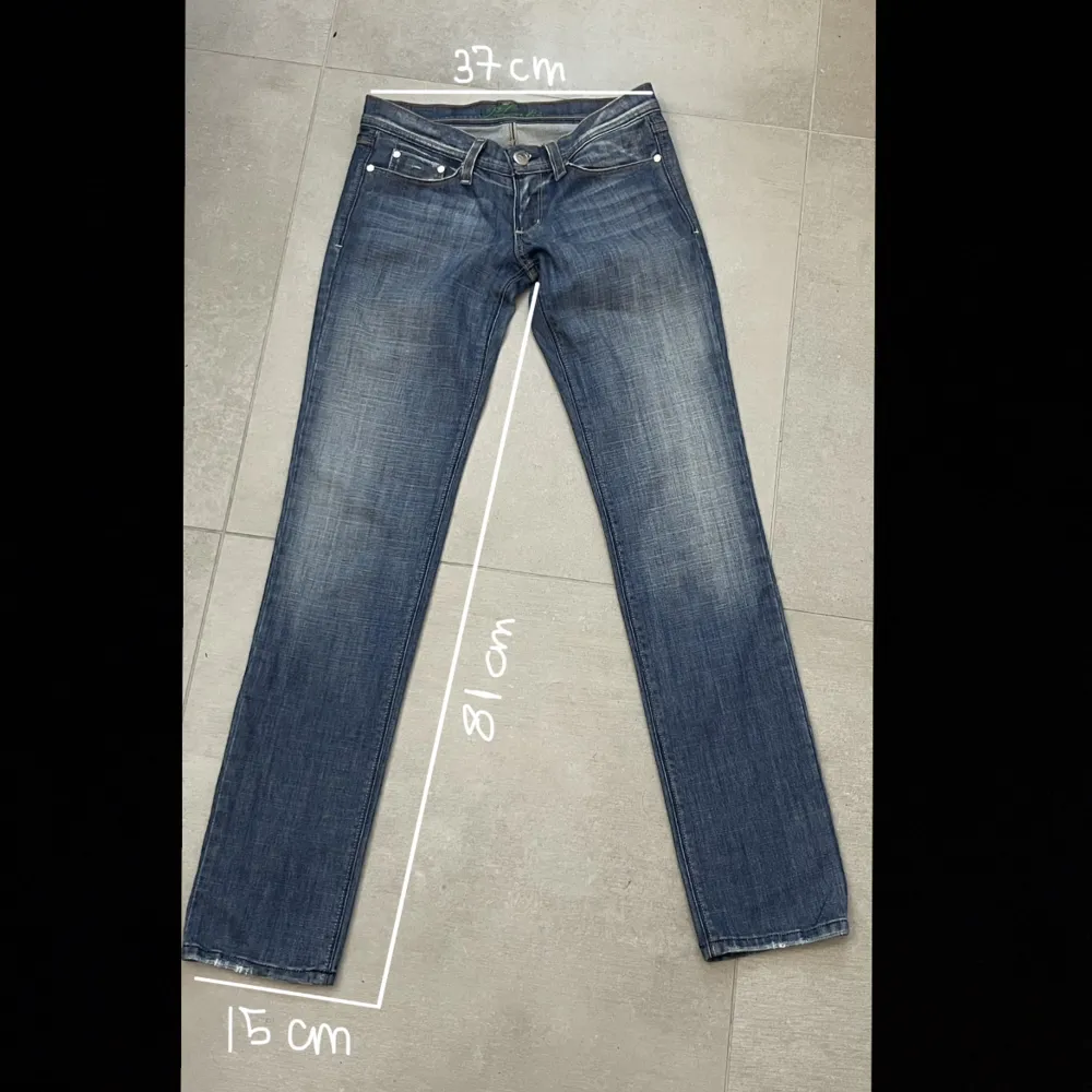 Ett par flying monkey jeans från usa med coola fickor. Nästan helt oanvända, använt ca 3 gånger. De står ej storlek men skulle säga 32/34. Ni ser exakta mått på bild 2💓. Jeans & Byxor.