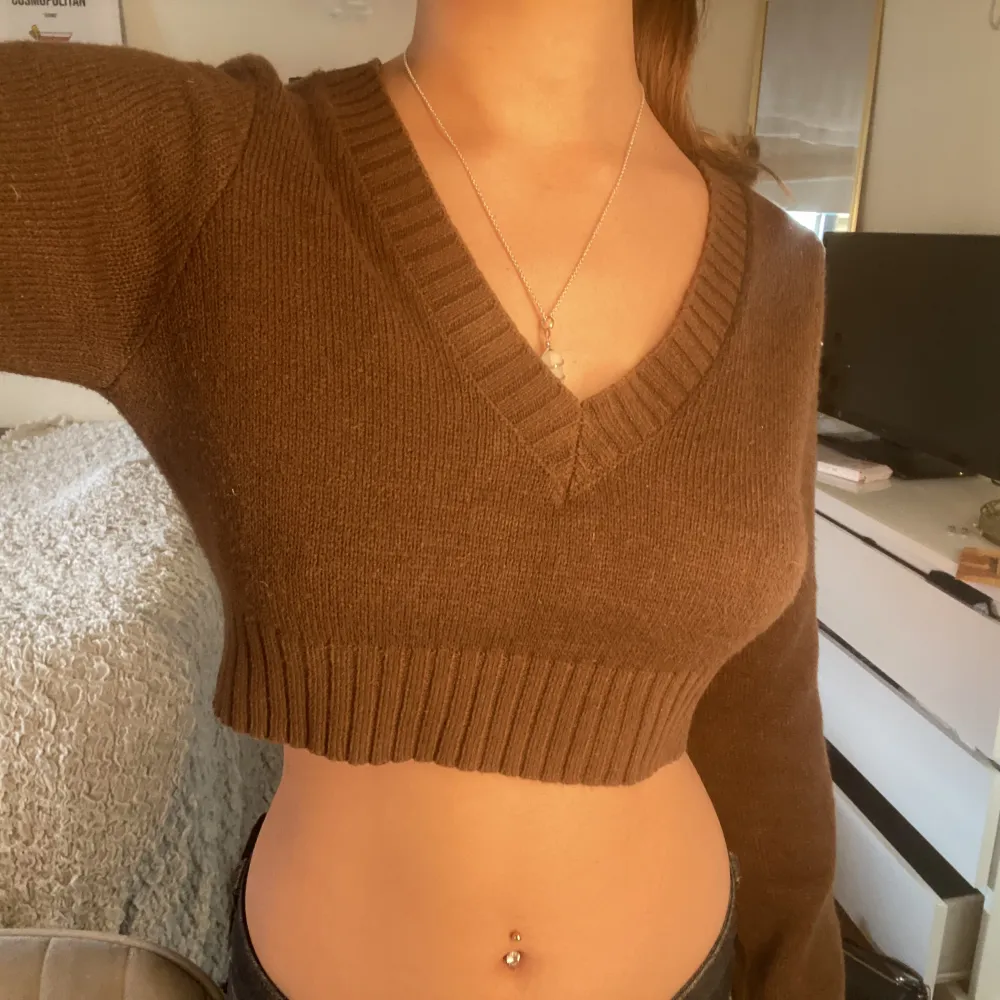Brun, stickad croptop med fin urringning! Superskön & härlig men inte min stil längre. Lite smånoppigt tyg vilket syns på sista bilden men annars superfin🫶🏼. Neuleet.