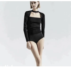 Zara topp med chocker  - Populär zara topp. Storlek S. Litet söndrigt märke på tröjan (sista bilden) inget som syns så mycket! 