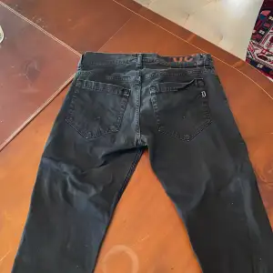 Svarta dondup george jeans i storlek 30. Använda max 5 gånger 