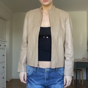 Beige läderjacka  - Storlek M, äkta läder, inga defekter