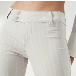 Kostymbyxor  - Beige och vit randiga kostymbyxor från hm, använda 2 ggr<3