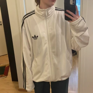 Adidas track suit zip up - Supersnygg adidas zip up i storlek L som säljs pga kommer ej till användning! Kan såklart skicka mer bilder om det behövs!