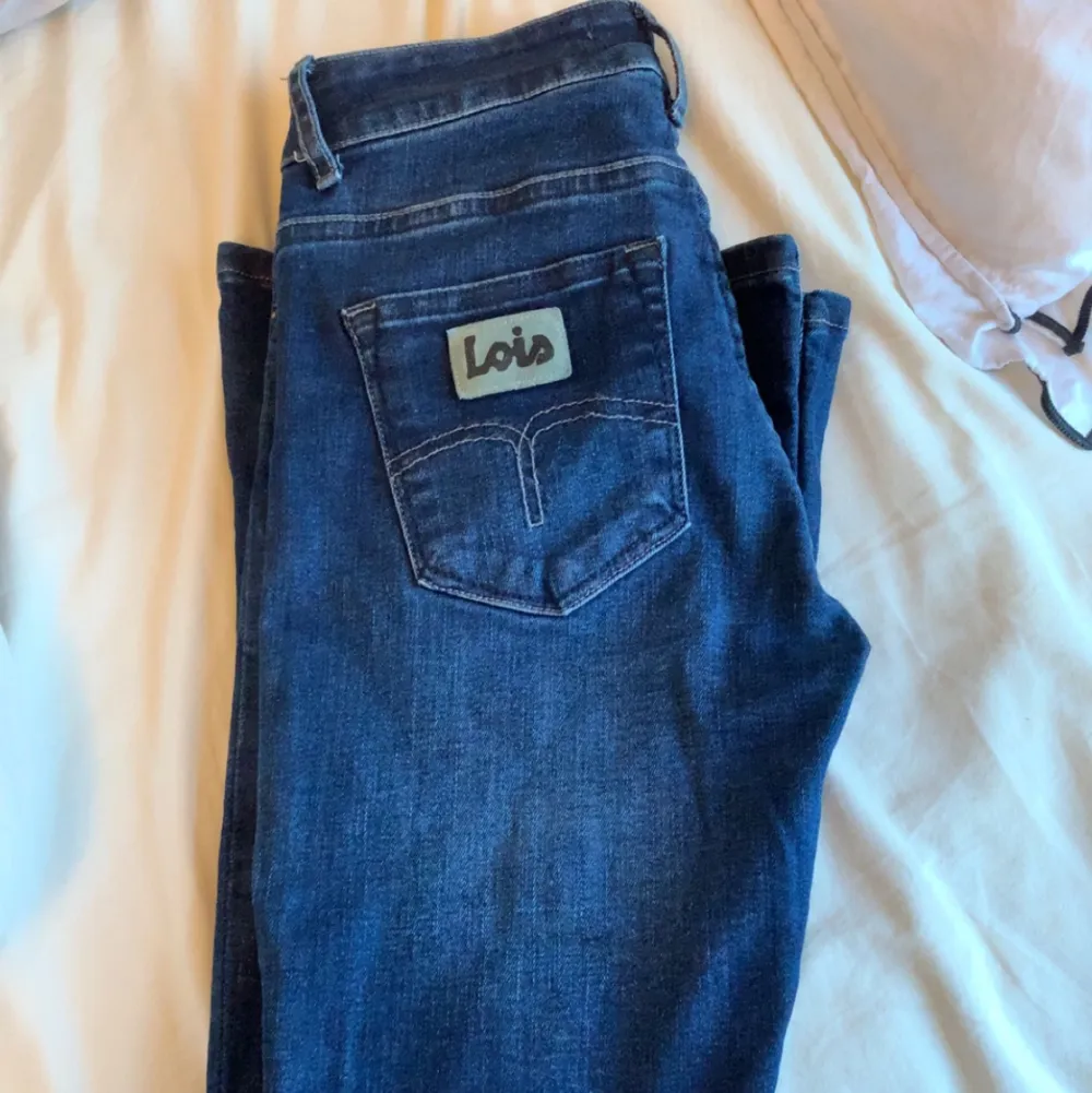 Säljer mina fina mörkblåa Lois jeans i storlek 24/31!. Jeans & Byxor.