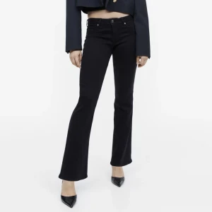 Flare Low Jeans - Säljer mina Flare Low Jeans från HM som är mycket bra skick, endast använda fåtal gånger. Om ni är intresserade eller har några frågor är det bara att höra av er💗💗