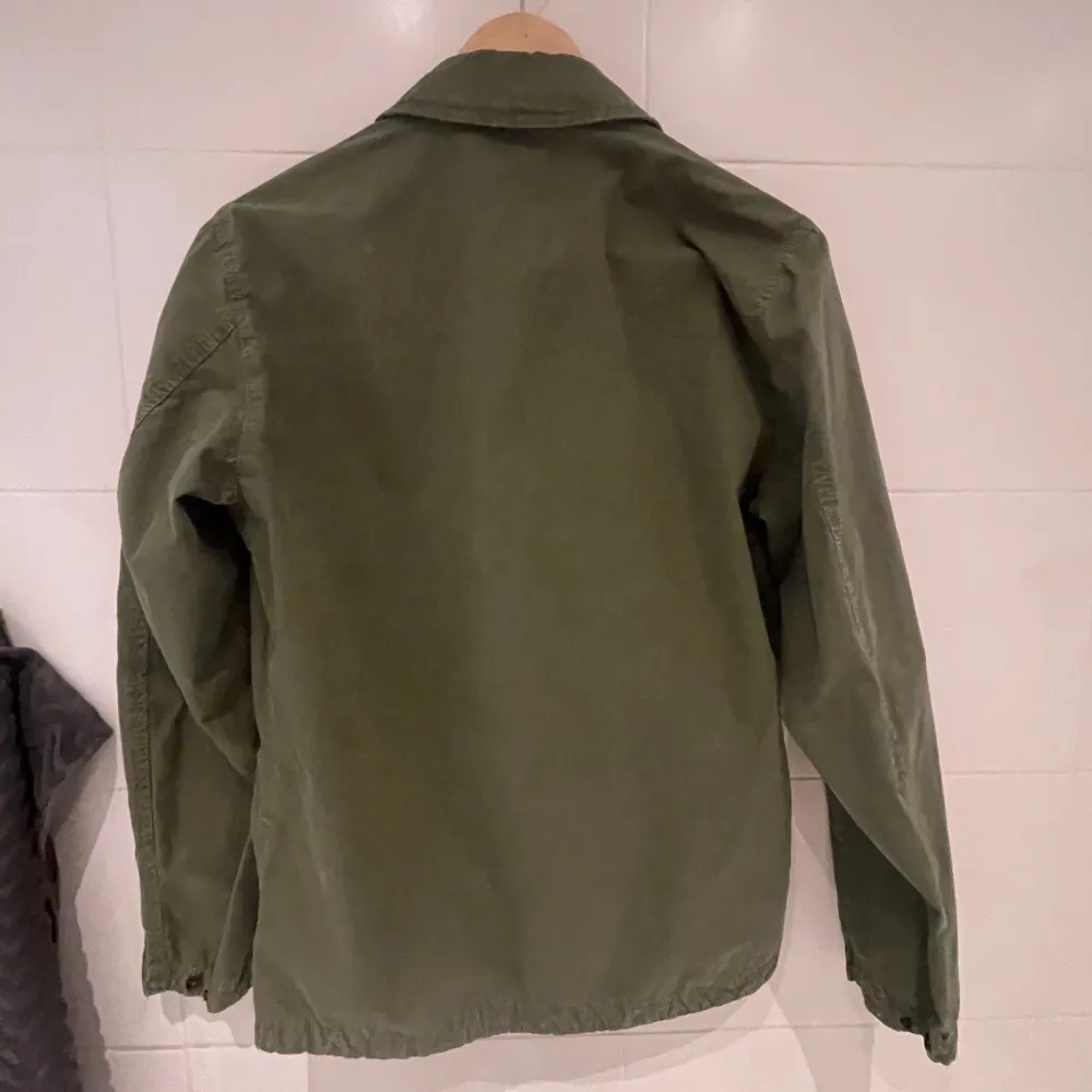 Säljer min stone island overshirt jacka den är i toppskick. Helt ny köpte den för 3700 men den är för liten! Den är i storlek S.. Jackor.