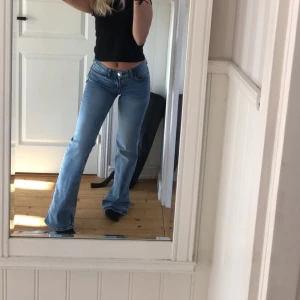 Lågmidjade jeans  - Snygga lågmidjade jeans som är köpta från hm för ca ett år sedan, men som nu är slutsålda där💓 skriv vid fler bilder och frågor 🌞