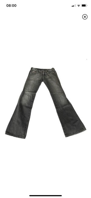 Diesel lowwaist bootcut - Så snygga men får ingen användning för dom😢midjemått: 37 cm rakt över, innerbensmått: 77 cm (lite långa på mig som är 164) tryck inte på köp direkt utan skriv först!!