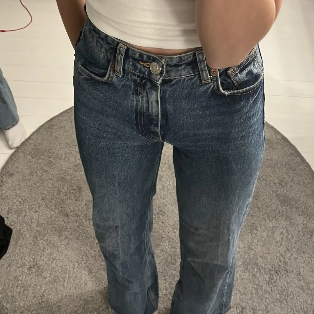 Ett par fina slutsålda jeans från Zara i en lång och rak modell. . Jeans & Byxor.