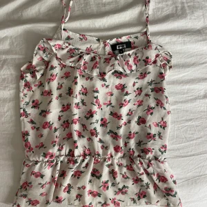 Linneblus  - Så så så fint top. Den är somrig o fin och har fina volanger😍. Den är lite stor på mig så har inte använt den. Men min syster har tidigare använt den.