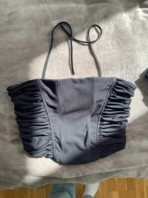 Zara korsett - En svart korsett från Zara i strl S🤍 jag har klippt av banden framifrån för att använda som en strapless men man kan enkelt sy fast dem igen alternativt klippa av dem helt! 
