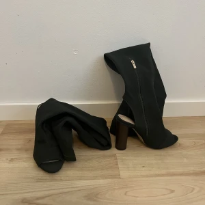 Open toe over knee boots - Aldrig använda. Superfina på, har två par i olika strl. Dessa boots passar med de flesta outfits. Mörkgrön khaki färg från Luxetokill.