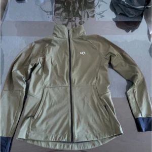 Friluftsjacka  - Nästan oanvänd friluftsjacka/fritidsjacka storlek M för mer bilder hör av er! Har reflex uppe vid axlarna. 1200kr nypris