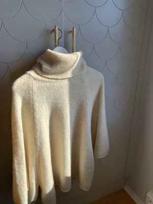 Tröja - Säljer min fina zara tröja som tyvär inte kom till användning 🙌Aldrig använd och är i nyskick 💕