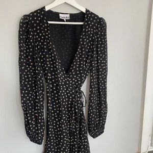 Klänning från ganni  - Miniklänning med omlott från gannni 