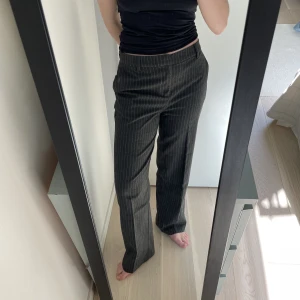 Kostymbyxor Gina Tricot - Kostymbyxor från Gina Tricot. Kritstrecksrandiga.