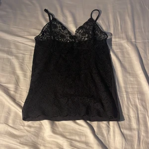 Vintage linne  - Svart linne med mönster, den är ”genomskinlig” på framsidan vilket är super fint, jätte skönt och använt några gånger men säljer pga obekväm i det, tagit bort lappen men har för mig jag köpte för 399 ungefär. Pris kan diskuteras 