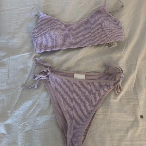 Bikini - Fin bekini ifrån Hm, under delen är endast använd EN gång i badhus. Över delen är använd lite mer Max 5 gånger orginal pris är 149 för över del och 99 för under del. Mitt pris för båda är 110kr.❤️💜 Obs om du vill köpa med köp nu kontakta mig först❗️❗️❗️❗️ 