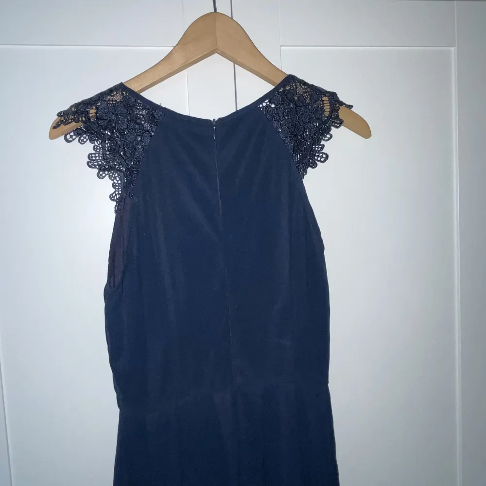 Marinblå klänning från Bubbleroom i storlek 10.  Klänningen har en dragkedja i ryggen och den är använd en gång och i fint skick. Jag är 1,74cm och klänningen når till fötterna.. Klänningar.