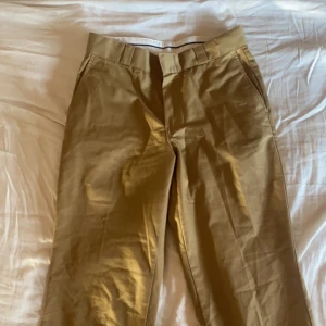 Lågmidjade kostymbyxor - Raka lågmidjade kostymbyxor. Ganska baggy passform så om du gillar sånt är dessa perfekta för dig! 🤍