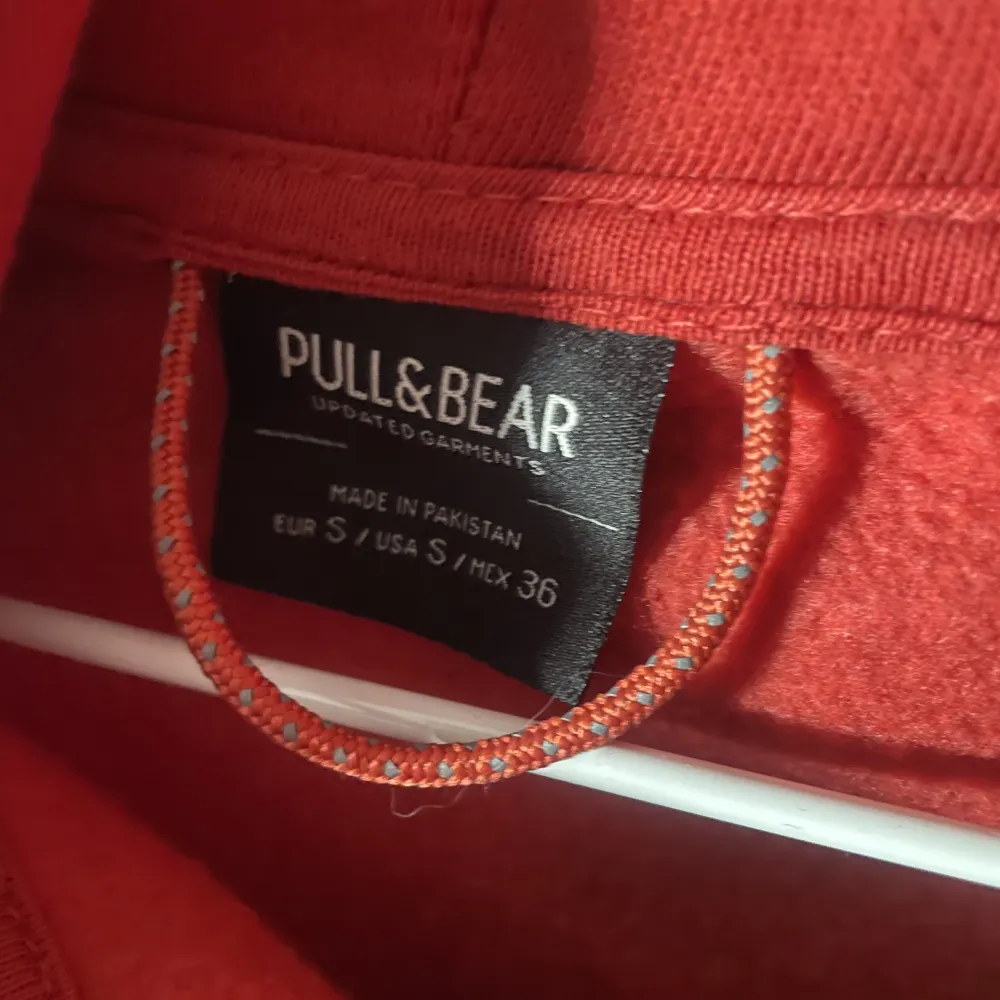 En röd zip hoodie från pull&bear som inte används, säljer billigt eftersom jag bara vill bli av med den :). Hoodies.