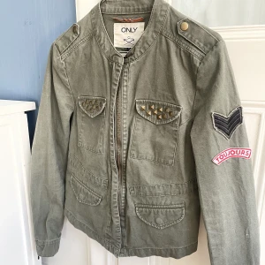Grön Jeansjacka - Militärgrön jeansjacka med fina detaljer💕 från Only i storlek 38 men passar även mig som är 34/36