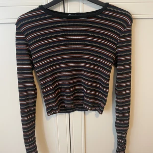 Långärmad croptop Brandy Melville - Långärmad, croppad modell 100% bomull Ingen storlek angiven men passar som en S