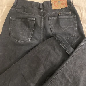 Diesel jeans - Säljer nu mina snygga diesel jeans då de inte kommer mycket till användning ☺️ strl 33 men passar mig som vanligtvis har strl 28 i midjan 💗