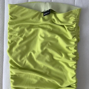 Kjol  - En grön kjol som jag aldrig använt, storlek 34/S. 