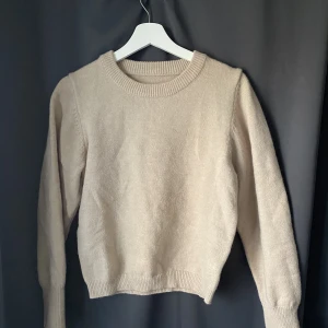 Beige stickad - Säljer min stickade tröja som är för liten. Storleken ska vara S men passar mera som xs. Helt oanvänd i perfekt skick. Säljer den för 100kr då nypris är 150. Den är från SHEIN men har väldigt bra kvalitet ändå.