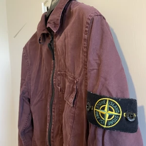 Stone Island Overshirt - En jättefin stone island jacka, köpt på NK med både kvitto och tag kvar. Säljer pga av jag växt ur den tyvärr. Storlek S men mer åt M hållet!