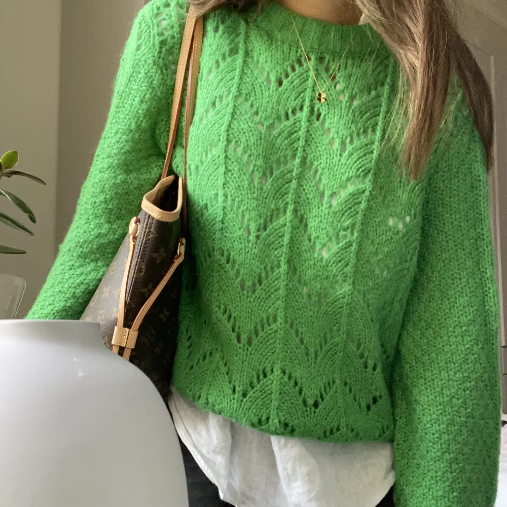 En superfin grön stickad tröja från Vila i storlek S. Tröjan är i nyskick då den är använd 1 gång. Jättefin att ha en skjorta under, inte alls stiksig. Köparen står för frakten, inga returer. ☺️. Stickat.