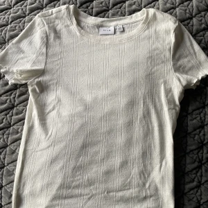 Stickad T-shirt  - Vit ”stickad” T-shirt från Vila, använd 1-2 gånger 💞💞 strl S