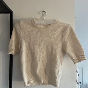 Stickad T-shirt  - Stickad t-shirt från Zara💕