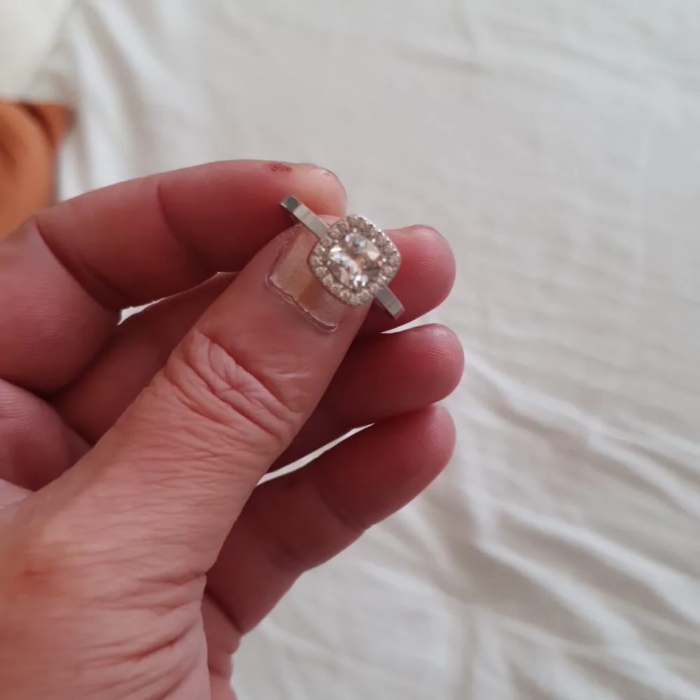 Edblad ring med stenar, kirurgiskt stål  Storlek 18,5 Nyskick/oanvänd Pris 165kr. Accessoarer.