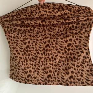 Tub  - Tubropp ifrån Sisley, vart en favorit, det går att knäppa fast bhband så det blir ett linne. Sitter super fint efter kroppen och bysten 🐆