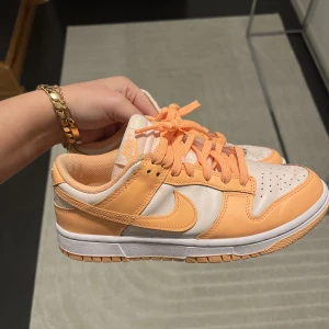 Nike Dunk Low - Peach cream - Köpta i somras, använts väldigt få tillfällen. Milda fläckar går att få bort enkelt. Svårt att få tag på dessa skor just nu i butik. (SÄLJER dessa då jag redan har ett par med en mindre storlek då dessa är lite stora på mig) SÄNKER PRIS vid snabb affär